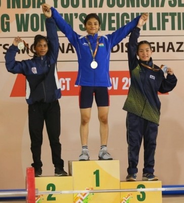 Akanksha Vyavahare creates Weightlifting National records in 40kg category at Khelo India tournament