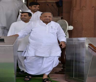 CMs of Telugu states mourn Mulayam Singh's demise