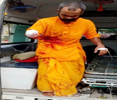 Seer chops off hand as offering in Ayodhya Seer chops off hand as offering in Ayodhya