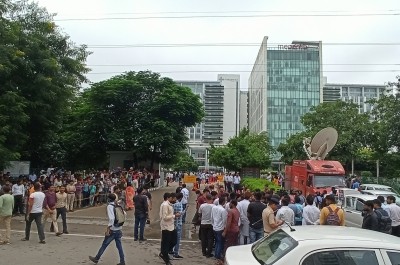 Mulayam supporters grieve outside Gurugram hospital Mulayam supporters grieve outside Gurugram hospital