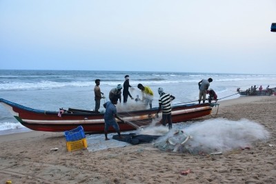 SL Navy arrests 3 TN fishermen