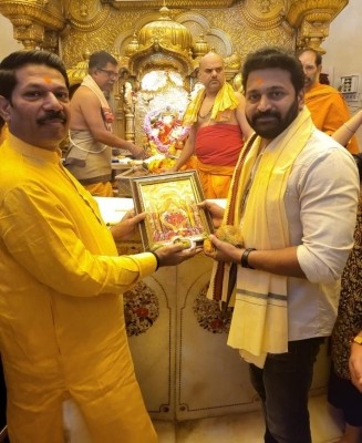 'Kantara' star Rishab Shetty seeks blessings at Siddhivinayak Temple