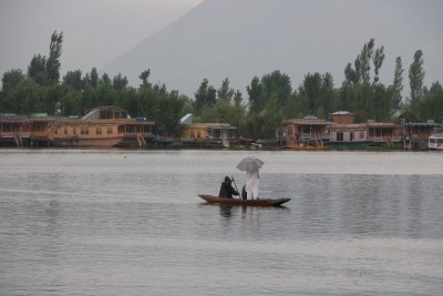 Weather today: Light rain at isolated places in Kashmir