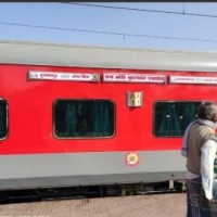 Major accident averted as Sapt Kranti Express hits pole