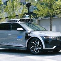 Uber back in robotaxi game, inks 10-year deal with Motional