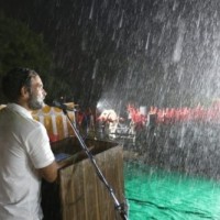 Amid heavy drizzle, Rahul addresses public meet in Mysuru