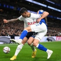 Spurs keep up title challenge at Premier League