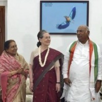 Sonia visits Kharge, congratulates him on winning Cong prez poll