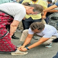 Rahul ties Sonia's shoelace during Bharat Jodo Yatra, video goes viral