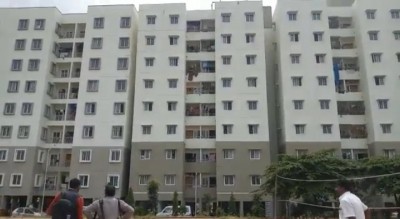 Police quarter building in B'luru tilts due to wide crack Police quarter building in B'luru tilts due to wide crack