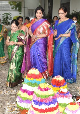 Telangana CM's wife, daughter-in-law take part in Bathukamma