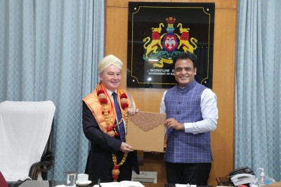 Outgoing British envoy calls on Karnataka Minister Outgoing British envoy calls on Karnataka Minister