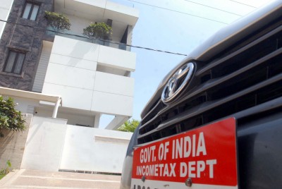 IT dept raids Hyderabad-based pharma major, seizes Rs 142 cr in cash IT dept raids Hyderabad-based pharma major, seizes Rs 142 cr in cash