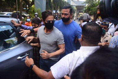 SRK goes to fetch Aryan Khan from jail on bail SRK goes to fetch Aryan Khan from jail on bail