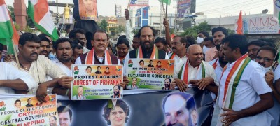 Congress workers try to lay siege to BJP office in Hyd Congress workers try to lay siege to BJP office in Hyd