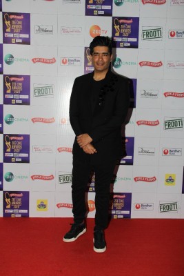 Reliance signs definitive agreement with designer Manish Malhotra Reliance signs definitive agreement with designer Manish Malhotra