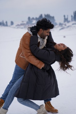 Guru Randhawa, Mrunal Thakur's 'snow fight' in Kashmir! Guru Randhawa, Mrunal Thakur's 'snow fight' in Kashmir!