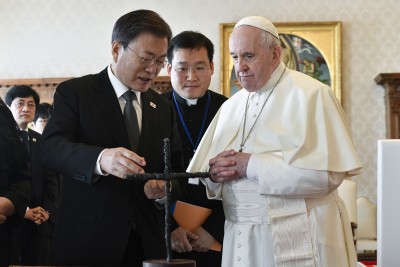 Moon asks Pope Francis to visit N.Korea Moon asks Pope Francis to visit N.Korea