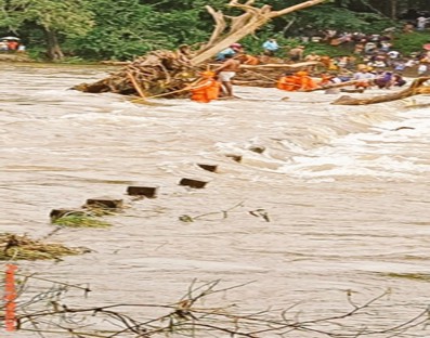 Kerala floods: Army, Navy, Air Force roped in for rescue, relief ops Kerala floods: Army, Navy, Air Force roped in for rescue, relief ops