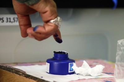 Iraqis vote in snap parliamentary polls Iraqis vote in snap parliamentary polls