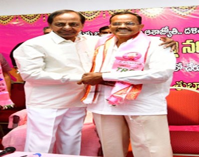 Former Andhra minister Mothkupalli Narasimhulu joins TRS Former Andhra minister Mothkupalli Narasimhulu joins TRS