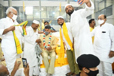 TDP workers troop in to support Chandrababu's protest TDP workers troop in to support Chandrababu's protest