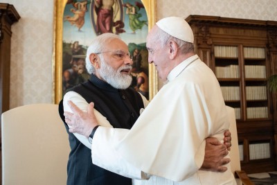 Modi meets Pope, extends invitation to visit India