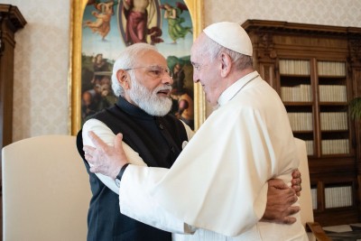 Modi meets Pope, extends invitation to visit India Modi meets Pope, extends invitation to visit India