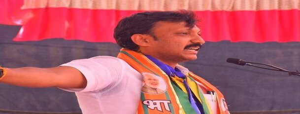 Shiv Sena MP Omraje Nimbalkar attacked with knife while campaigning in Usmanabad Shiv Sena MP Omraje Nimbalkar attacked with knife while campaigning in Usmanabad
