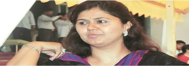 Pankaja Munde removes BJP from Twitter bio, triggers speculations with emotional FB post Pankaja Munde removes BJP from Twitter bio, triggers speculations with emotional FB post