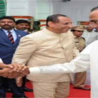 Telangana, Andhra CMs clap to thank Covid-19 fighters