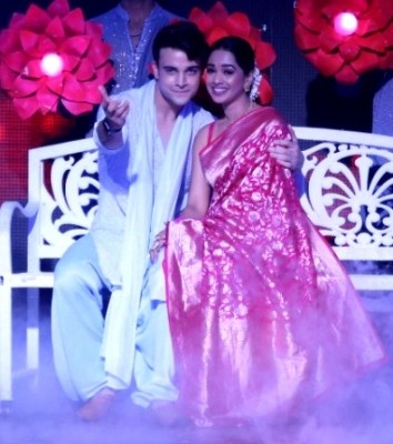 Krishna Kaul proposes to co-star Mugdha Chaphekar in SRK style Krishna Kaul proposes to co-star Mugdha Chaphekar in SRK style
