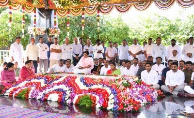 AP CM pays tributes to father, former CM on death anniversary