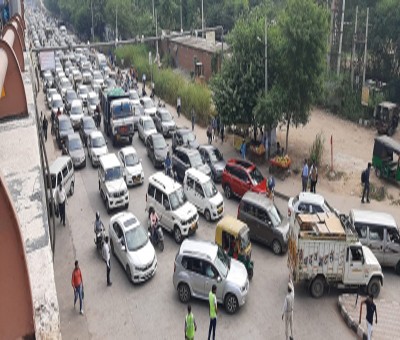 Delhi: Illegal arms supplier held with 15 high-end pistols, 45 live cartridges Delhi: Illegal arms supplier held with 15 high-end pistols, 45 live cartridges