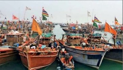 Cong promises sops to woo fishing community in poll-bound Gujarat Cong promises sops to woo fishing community in poll-bound Gujarat