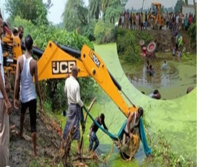 Nine killed as tractor trolley overturns in Lucknow Nine killed as tractor trolley overturns in Lucknow