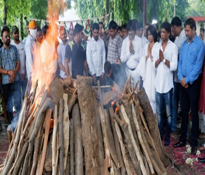 Raju Srivastava cremated, son Ayushmaan performs last rites Raju Srivastava cremated, son Ayushmaan performs last rites