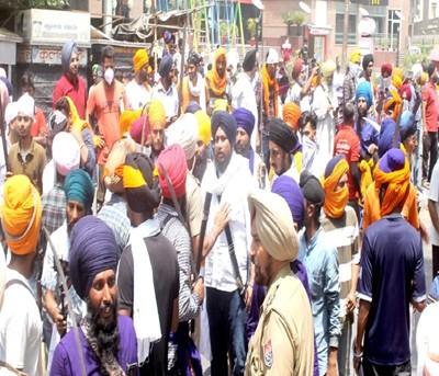 Nihangs, sect followers' clash leaves 11 injured in Punjab Nihangs, sect followers' clash leaves 11 injured in Punjab