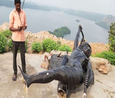 Guj Police searching for 3 suspects for damaging Birsa Munda statue