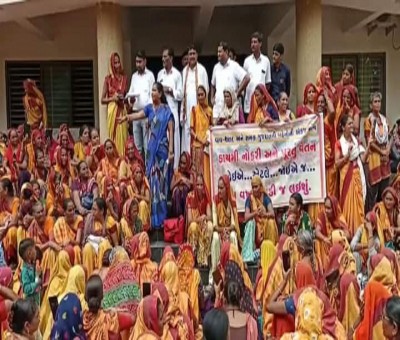 Gujarat: Cong MLA threatens to chop off policemen's fingers if they harrass anganwadi workers Gujarat: Cong MLA threatens to chop off policemen's fingers if they harrass anganwadi workers
