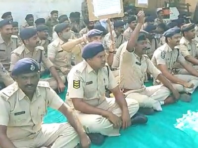 Hundreds of jail police personnel go on mass CL in Gujarat Hundreds of jail police personnel go on mass CL in Gujarat