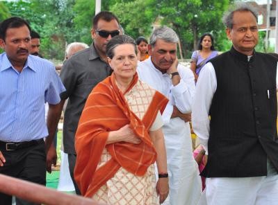 Gehlot likely to meet Sonia to end Cong prez poll crisis Gehlot likely to meet Sonia to end Cong prez poll crisis