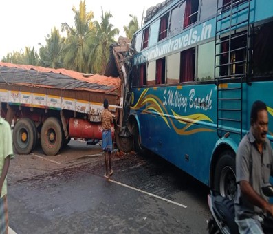 One dead, ten injured in bus-lorry collision in TN
