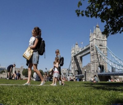 UK slips behind India to become world's 6th biggest economy UK slips behind India to become world's 6th biggest economy