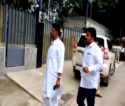 SC seeks response from Congress leader Shivakumar on I-T Dept's plea SC seeks response from Congress leader Shivakumar on I-T Dept's plea