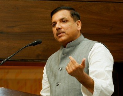 AAP demands Delhi LG's resignation for 'illegally' awarding contract to daughter as KVIC chairman AAP demands Delhi LG's resignation for 'illegally' awarding contract to daughter as KVIC chairman