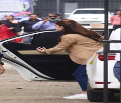 Jacqueline dodges media, enters court wearing lawyer's robe Jacqueline dodges media, enters court wearing lawyer's robe