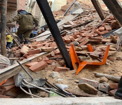 5 injured as house collapses in North Delhi 5 injured as house collapses in North Delhi