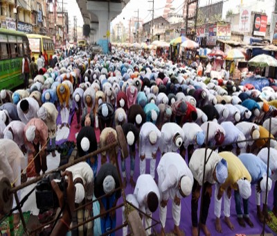 VHP activists make pilgrims apologise for offering namaz on road in UP VHP activists make pilgrims apologise for offering namaz on road in UP