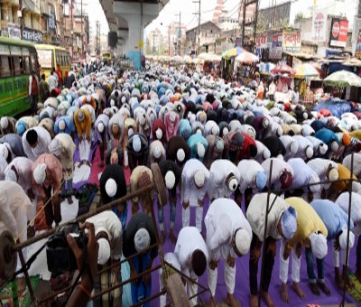 VHP activists make pilgrims apologise for offering namaz on road in UP